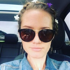 Meet your Posher, Thea